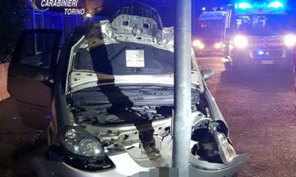 Rubano un'auto e si schiantano contro un palo della luce