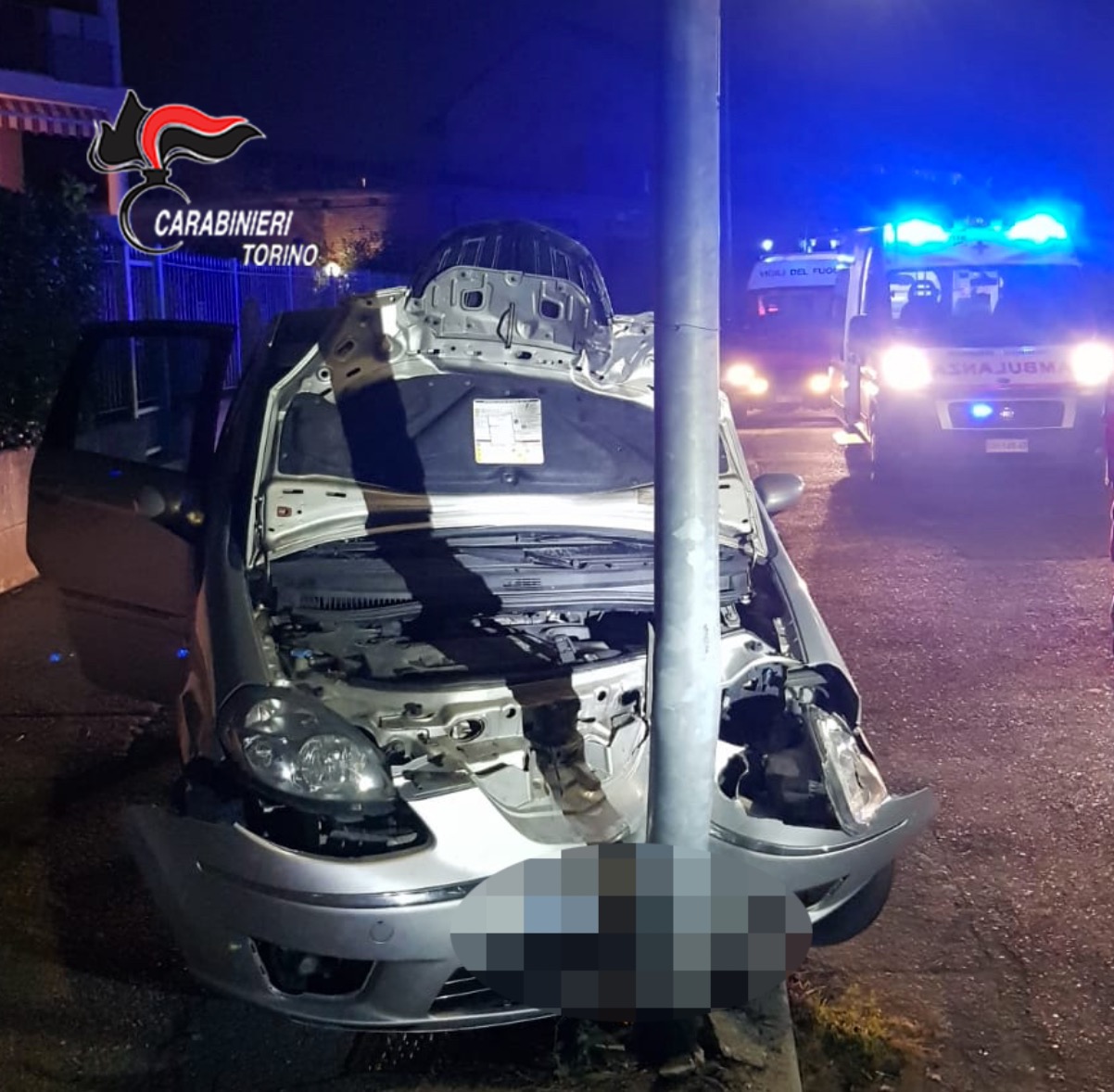 Rubano un’auto e si schiantano contro un palo della luce
