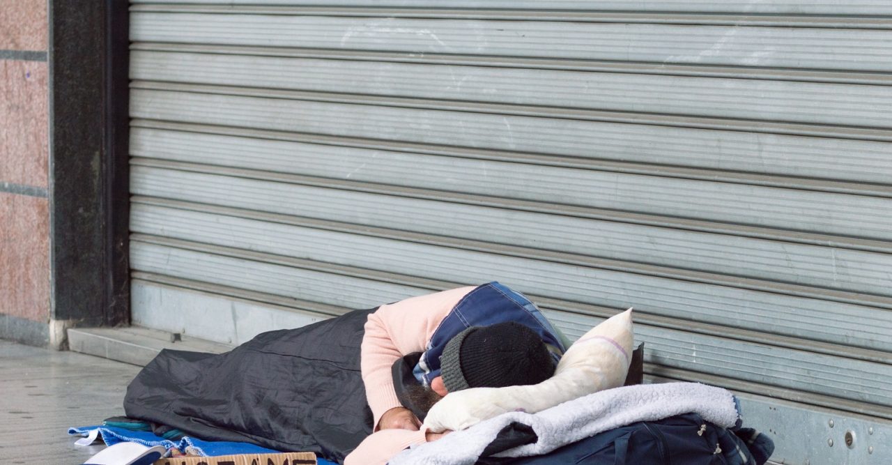 Clochard morto di freddo, si mobilita il quartiere di via Cogne