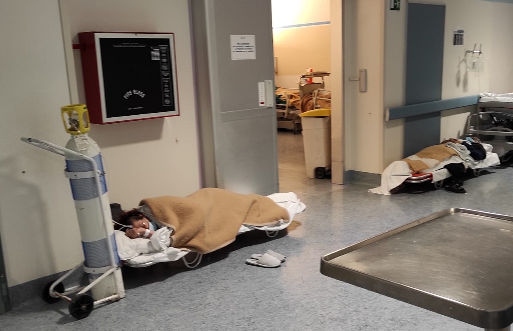 Pazienti Covid per terra in ospedale: video shock