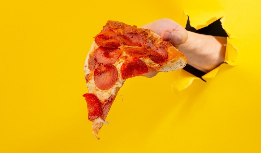 “Questa pizza non è buona” e sfascia il locale