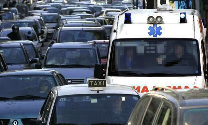 A volte capita: mamma partorisce un bel maschietto in mezzo al traffico