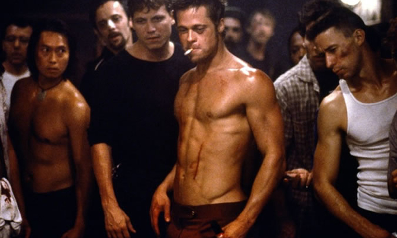 Pusher minorenne improvvisa una scena alla Fight Club con tanto di richiesta ai passanti di filmare tutto con i telefoni