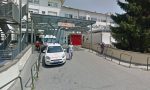 Aggredisce la moglie fuori dal pronto soccorso davanti i vigili