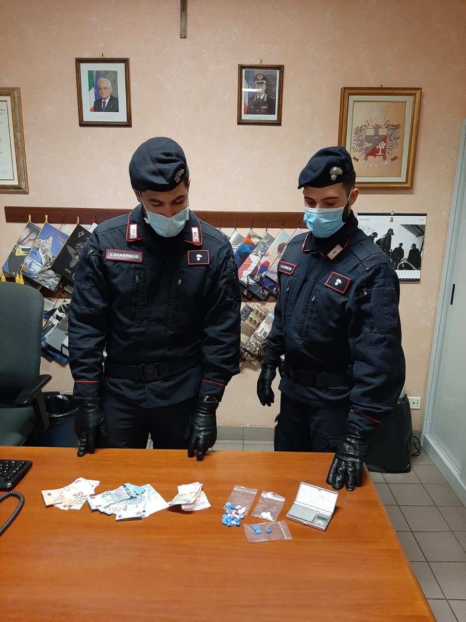 Pusher nasconde 20 dosi di cocaina  sotto la mascherina IL VIDEO