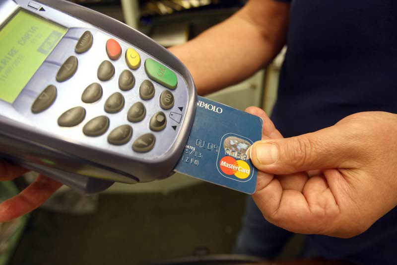 Gli rubano il portafoglio e poi usano la sua carta di credito per fare acquisti