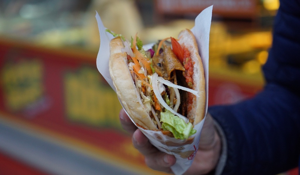 Esce dal locale con un panino in mano, ma erano passate le 22: attività sospesa