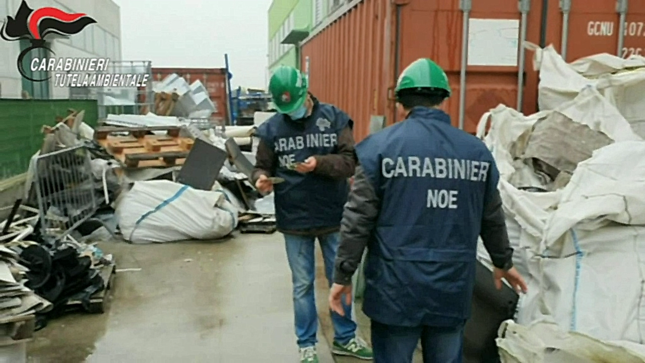 Deposito di rifiuti pericolosi sequestrato nel Canavese