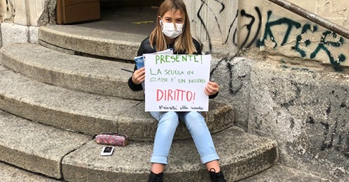 La telefonata della ministra Azzolina ad Anita che segue la “dad” fuori da scuola