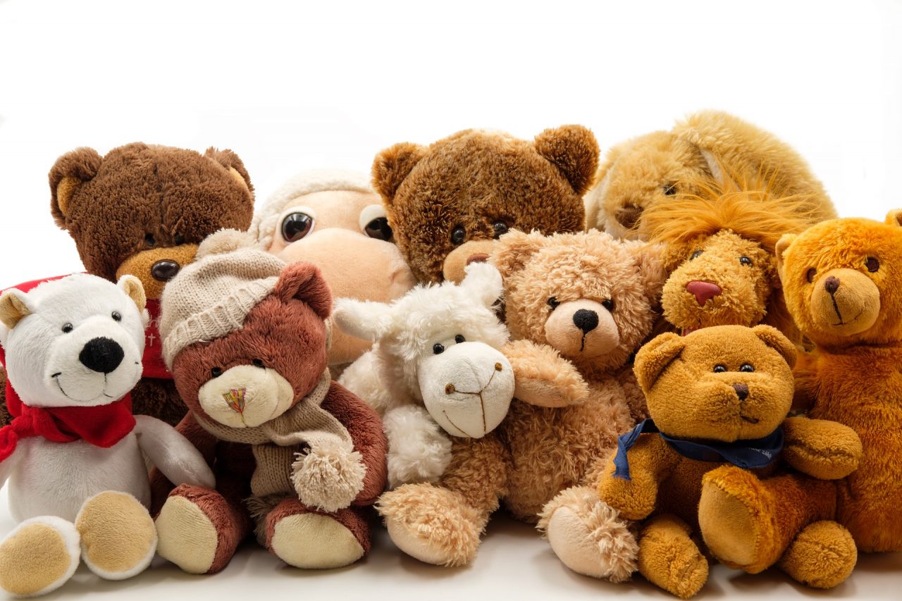 Dalla tenera cesta dei peluches spunta un panetto di droga: 24enne arrestato