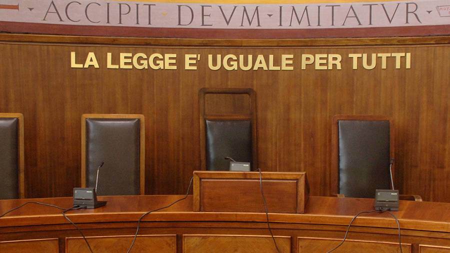Augurare sui social una spedizione punitiva sotto casa dei vigili non è reato: assolti 72 “haters”
