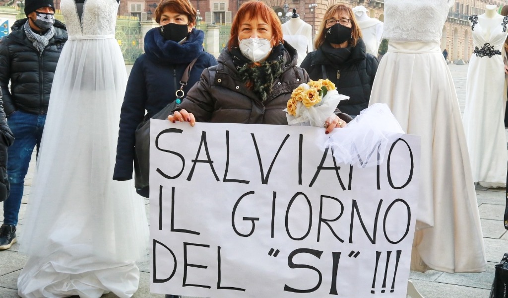 “Salviamo il giorno del sì!”: la filiera del matrimonio in piazza a Torino FOTO