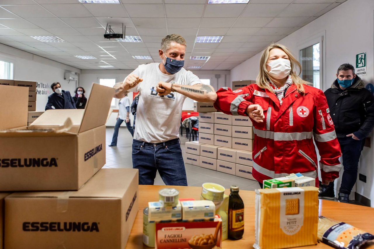 Lapo Elkann dona 450mila euro per l’acquisto di generi di prima necessità