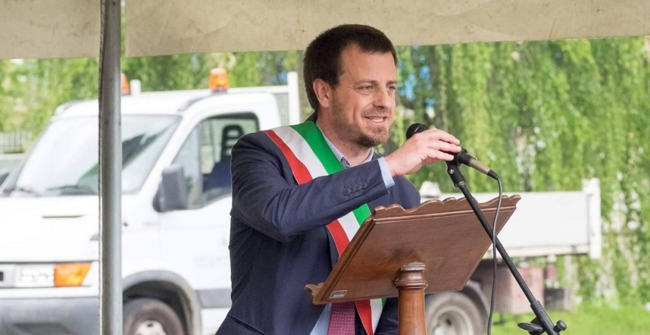 Sindaco preso a calci dagli ambulanti inferociti per le misure antiCovid: “Mi arrendo”