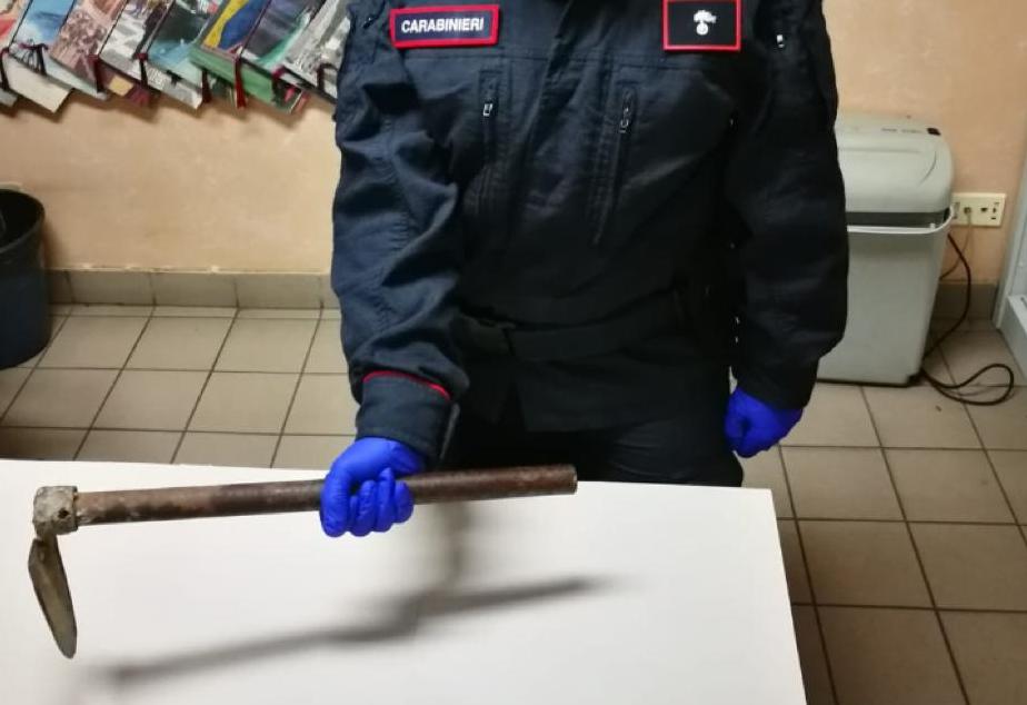 Tenta di uccidere il padre a colpi di zappa per soldi: arrestato 44enne