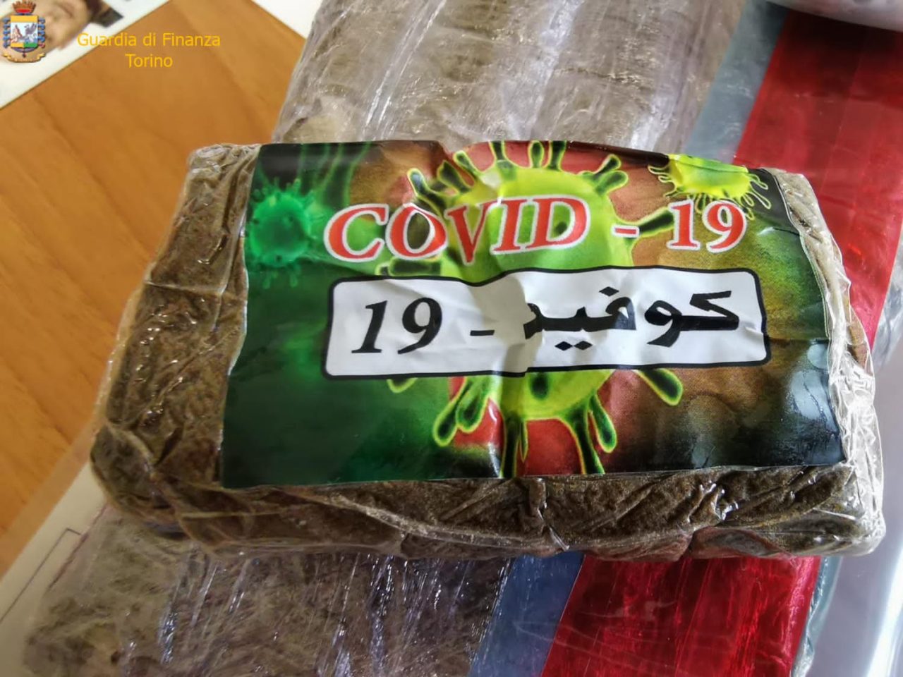 In autobus dalla Spagna a Torino con 8 kg di droga in valigia: giovane arrestata