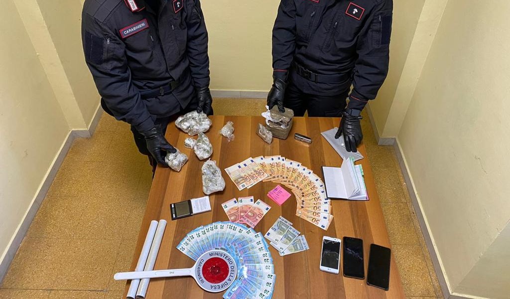 Market della droga aperto h24: sequestrati 600 grammi tra eroina, hashish e cocaina