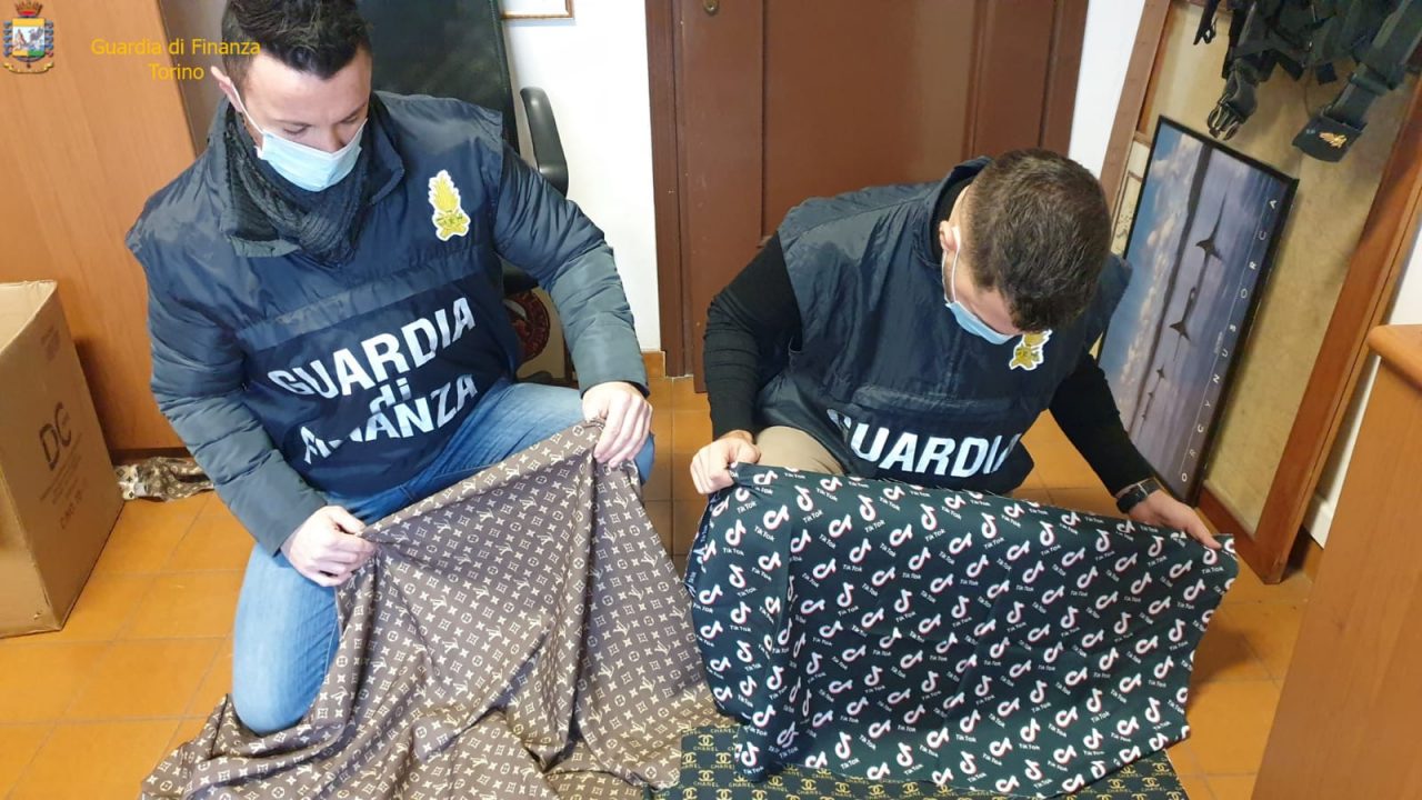 Brand di lusso tarocchi: smantellati due laboratori clandestini e maxi sequestri