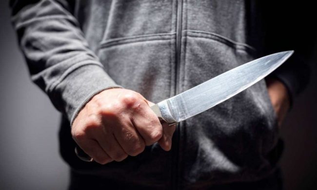 Litiga con la moglie e la accoltella: ricoverata in condizioni gravissime