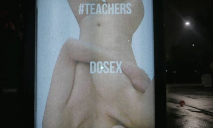 Tre insegnanti nude per il Banksy torinese: in difesa della maestra vittima di revenge porn