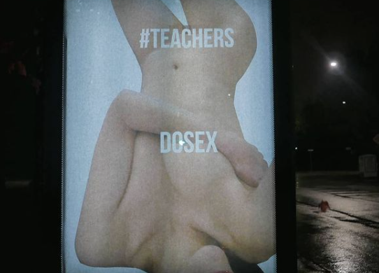 Tre insegnanti nude per il Banksy torinese: in difesa della maestra vittima di revenge porn