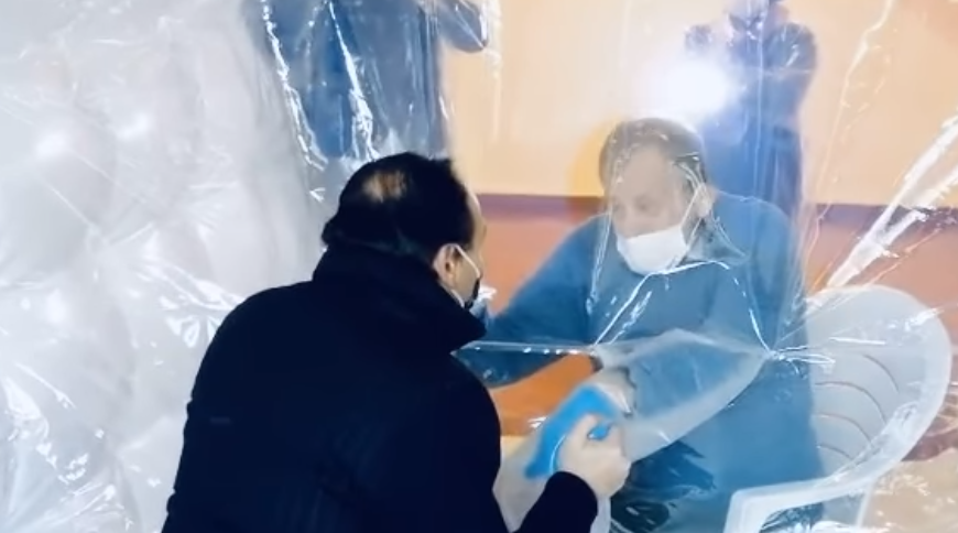 La stanza degli abbracci: il video del Governatore Cirio che stringe l’81enne Matteo