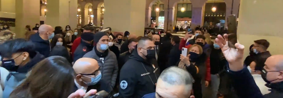 Dopo il maxi assembramento per l’inaugurazione con il finto Fabrizio Corona, al negozio arriva la maxi multa