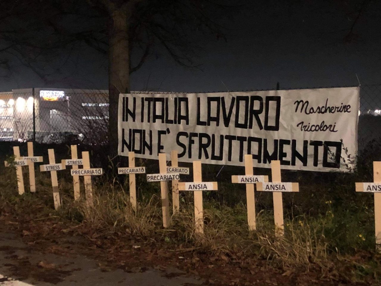 Cimitero simbolico contro Amazon: “Qui riposano i diritti dei lavoratori”