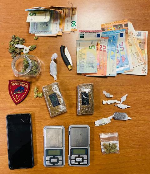 Giovanissimi fratelli già pusher professionisti: la droga nascosta nella cameretta