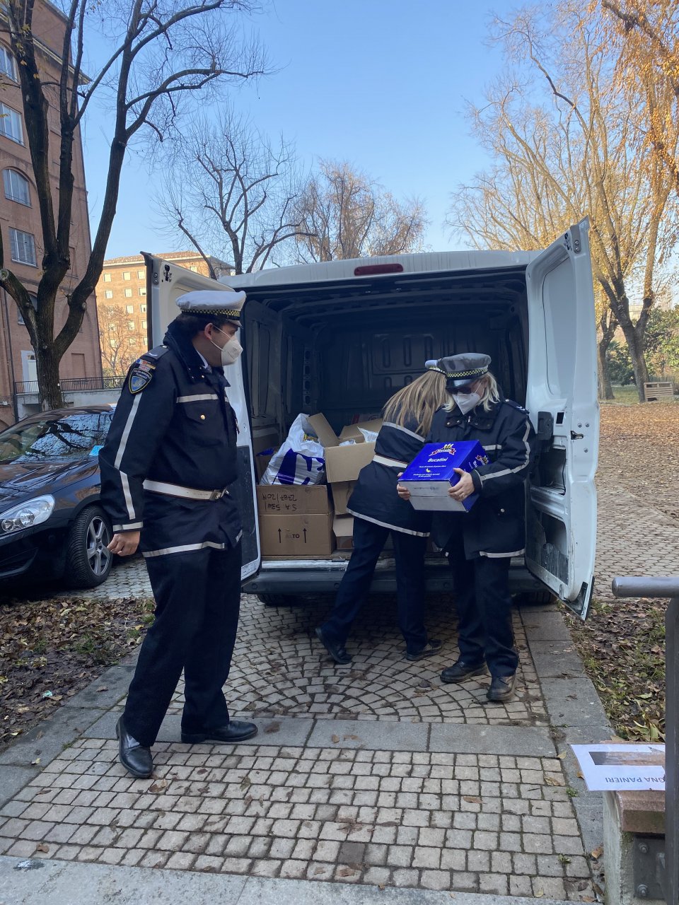 415 kg di pasta (e molto altro) dai volontari della Polizia Municipale ai più bisognosi