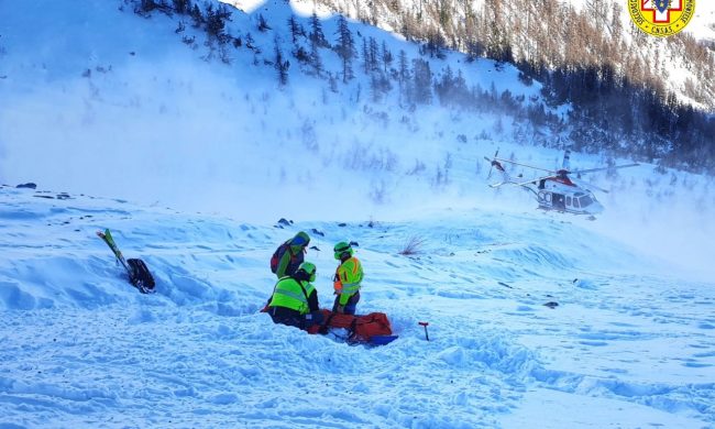 Scialpinista travolto da una valanga salvato dagli amici