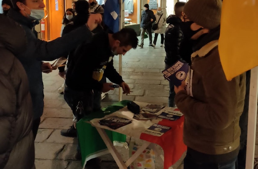 Tensione al banchetto di estrema destra, arriva la Polizia