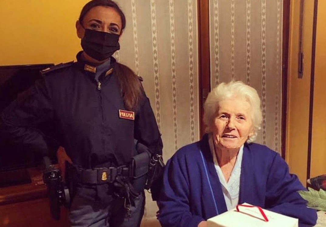 Anziana sola resta senza luce a Natale: arriva la Polizia