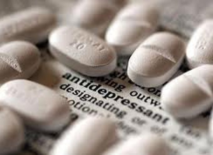 Mette antidepressivi nell’acqua dei colleghi, uno finisce in ospedale: “Mi sentivo bullizzato”
