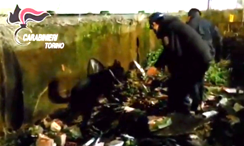 Il video dell’irruzione coi cani nel palazzo occupato “market” dell’eroina