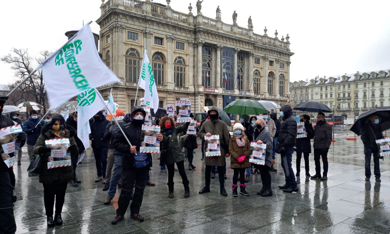 Il video dei baristi e dei ristoratori questo pomeriggio in piazza Castello a Torino