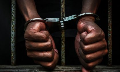 Energumeno africano pesta due poliziotti, poi viene bloccato e arrestato