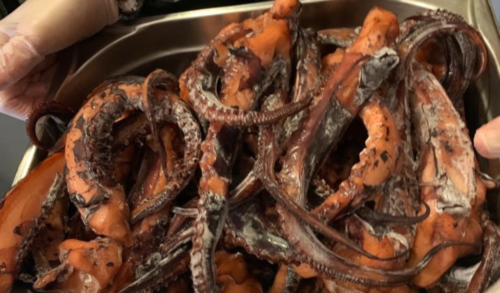 Carne e pesce mal conservati, sequestrati 26 chili di alimenti in un ristorante