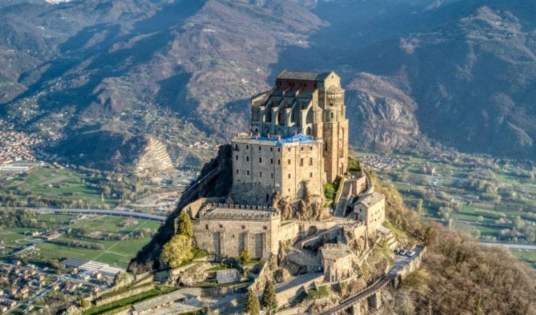 Sacra di San Michele e Cirko Vertigo, due show che si possono vedere da casa
