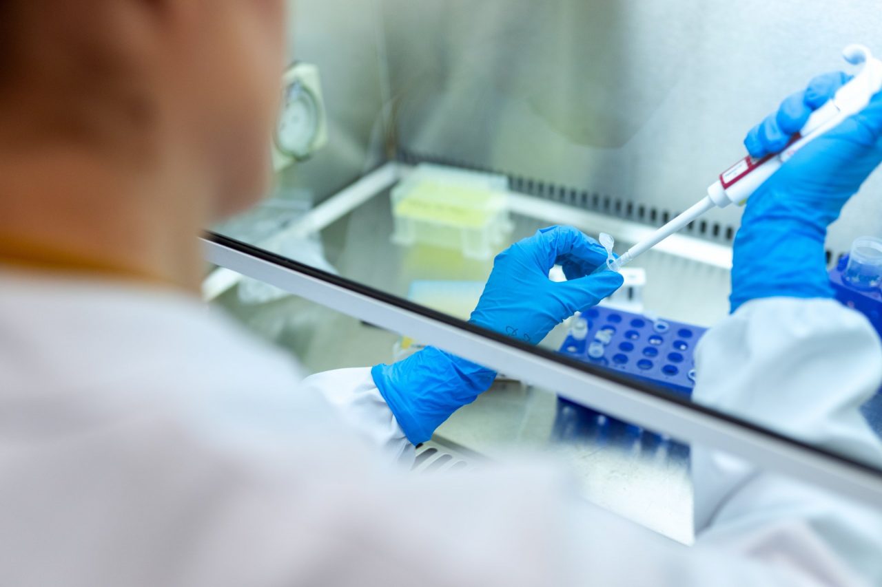 Non solo tamponi molecolari e test rapidi: la terza via sono i test salivari