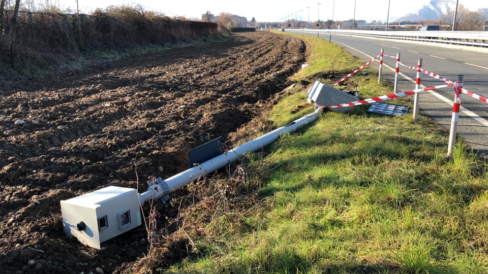 Abbatte l’autovelox con l’auto e scappa
