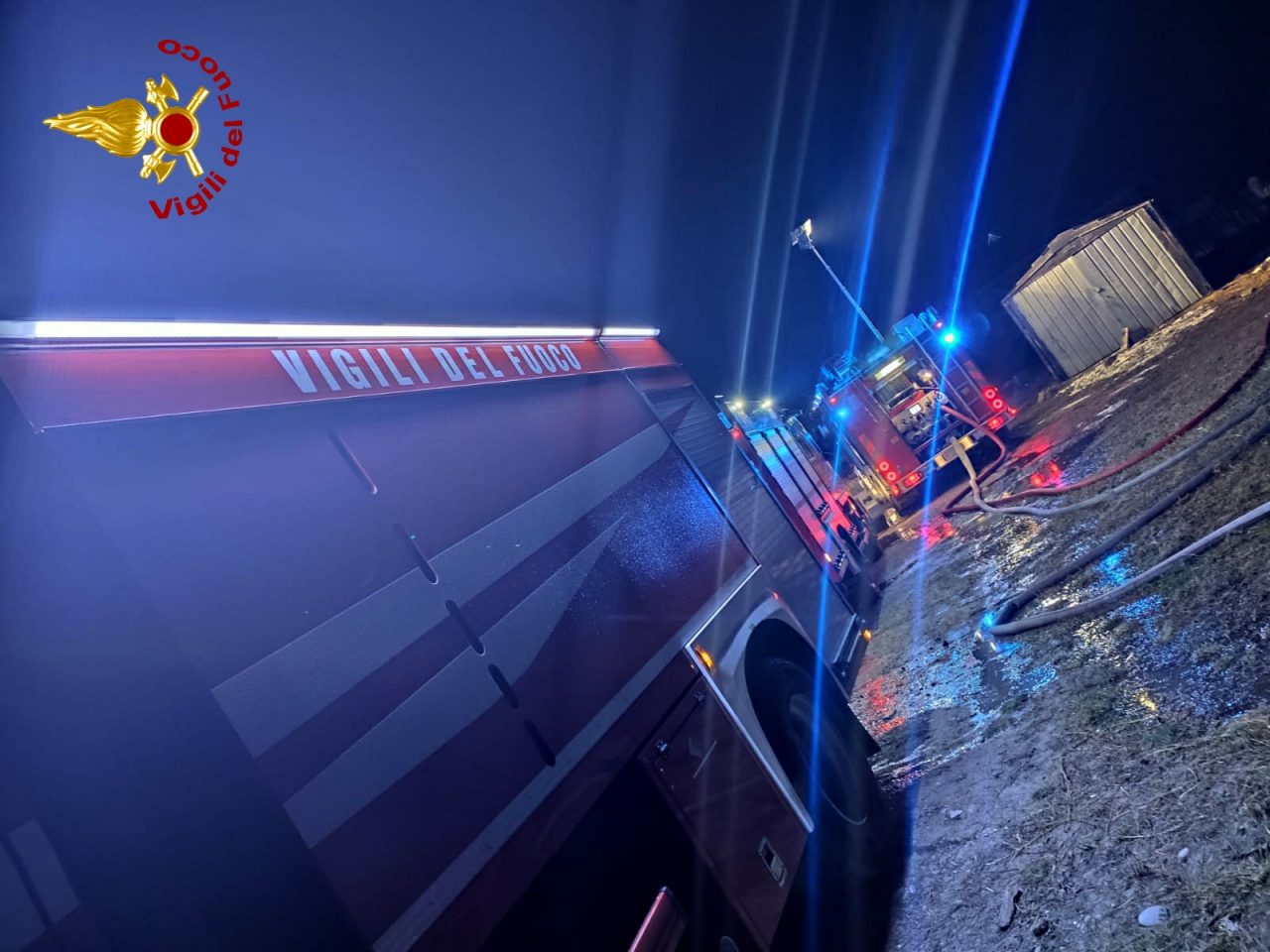 A fuoco una tettoia, l’intervento dei Vigili del Fuoco evita il peggio