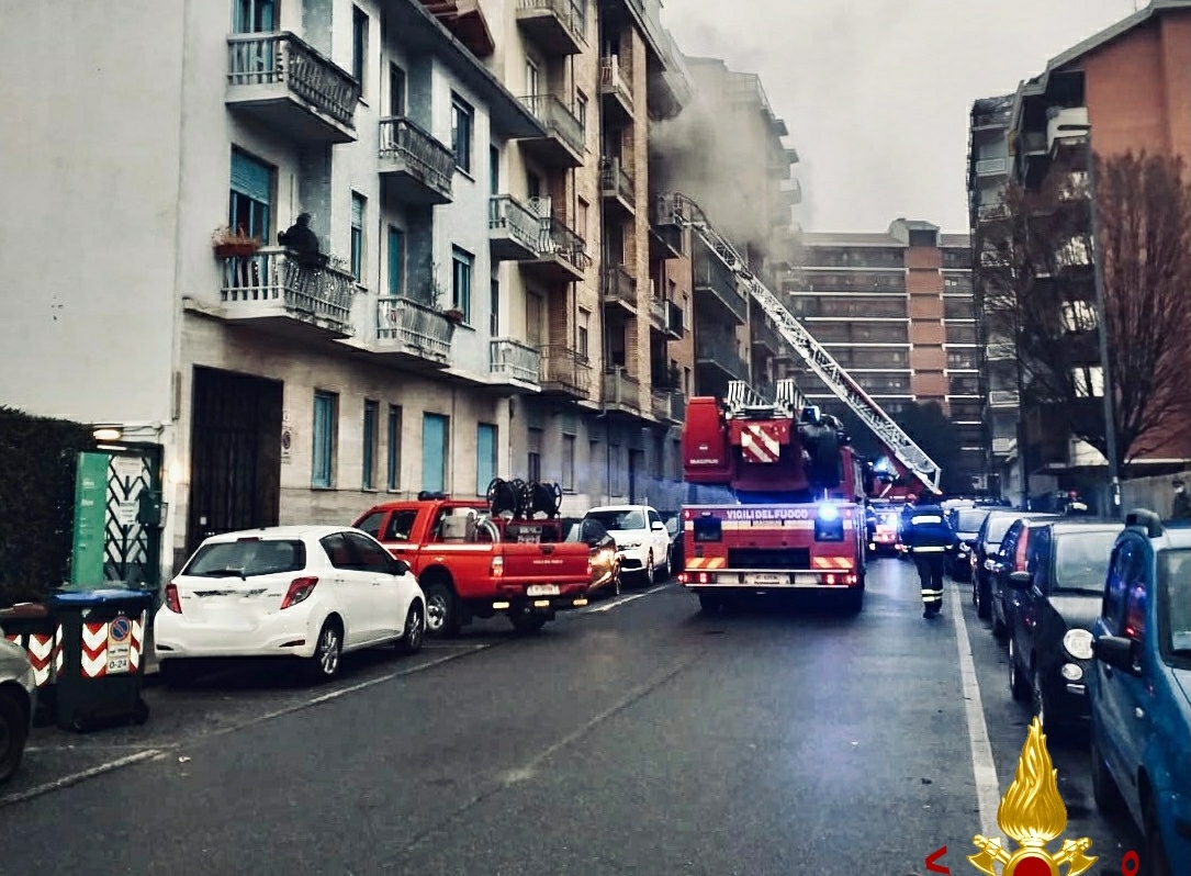 A fuoco un appartamento in una palazzina: una stanza incenerita