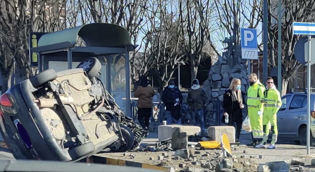 Si schianta contro la fermata dell’autobus all’incrocio per la Falchera