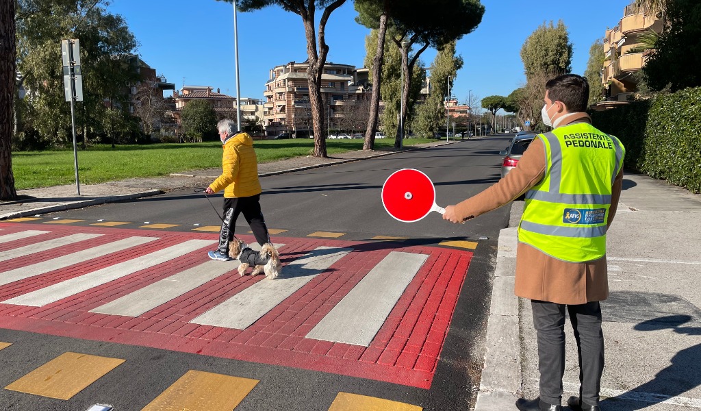 “Ruote ferme, pedoni salvi”: condannati e indagati diventano “assistenti pedonali”