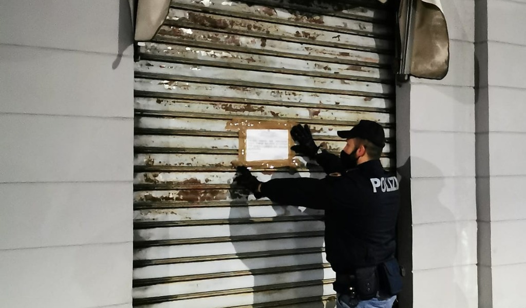 Luci accese e clienti seduti al tavolo a bere birra: bar chiuso 5 giorni