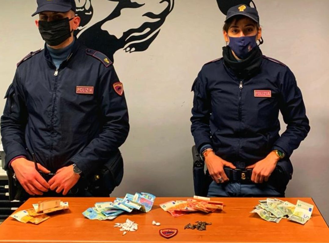 Fermato con 70 involucri di cocaina nel borsello e 700 euro in tasca