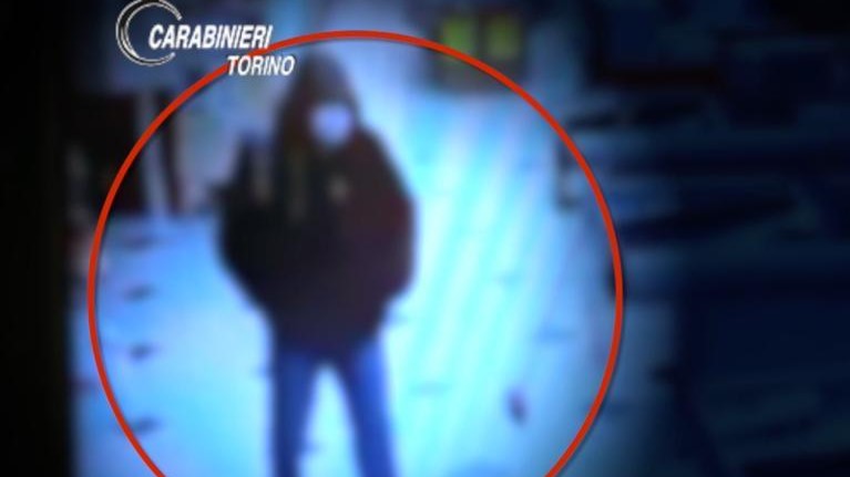 Rapina in supermercato: minaccia la commessa con le forbici e si fa consegnare 700 euro VIDEO