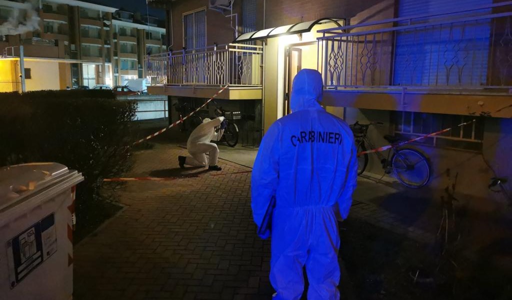 Uccide la moglie e il figlio di 5 anni, poi tenta il suicidio lanciandosi dal balcone
