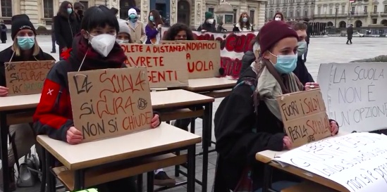 “Il futuro non è a distanza”: la protesta degli studenti contro la DAD